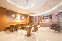 Life Hotel Mayjend Sungkono - Bãi đậu xe