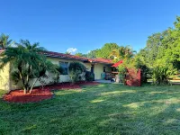 Sunshine Acre. King Master Suite & BIG Yard Hotels in Davie