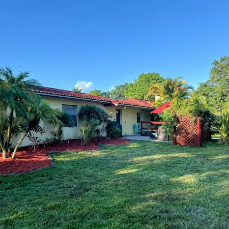 Sunshine Acre. King Master Suite & BIG Yard