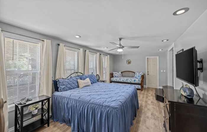 Pet Friendly Boat Parking White Sand Beaches 30-A. Bikes, Beach Chairs, Umbrella