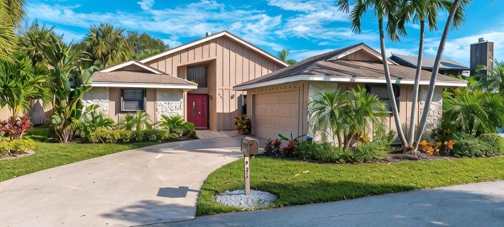Jupiter Inlet Village House W/Pool - Walk to the Beach, Inlet, Pelican Club Hotels in Jupiter