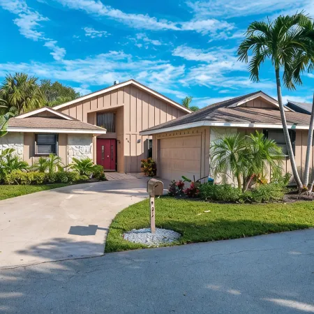 Jupiter Inlet Village House W/Pool - Walk to the Beach, Inlet, Pelican Club