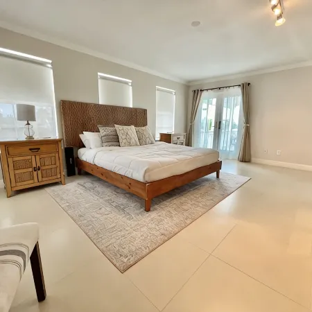Amazing 5BR Entire house, private heated pool & Hot Tub 3 min walk to beach.