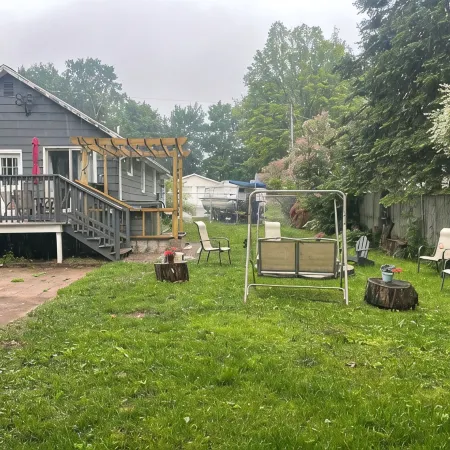 Cozy bungalow in Marquette w/ hot tub. Minutes from Lake Superior and downtown.