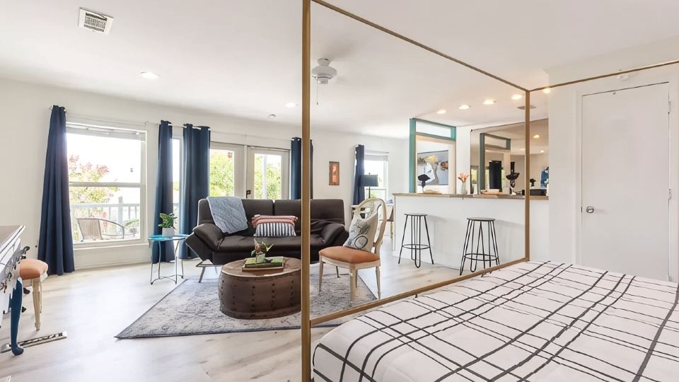 Relax near thrills! Studio vacation home, just 6-min drive to Six Flags Over Tx