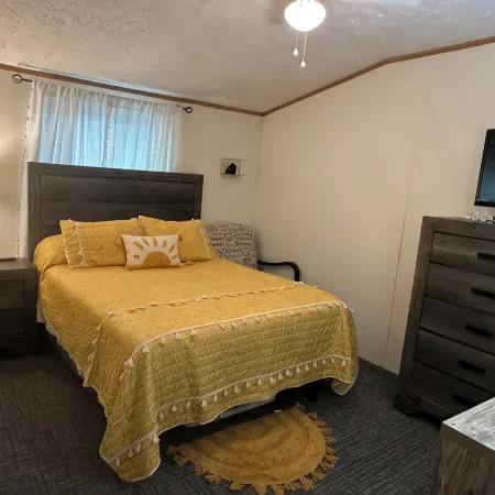 “Sunny Daze” Family-friendly 2-bedroom with a short walk to Kentucky Lake!