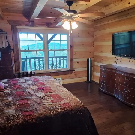 Luxurious cabin, mountain views near the Smokies! Pet and family friendly!