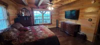 Luxurious cabin, mountain views near the  Smokies! Pet and family friendly!
