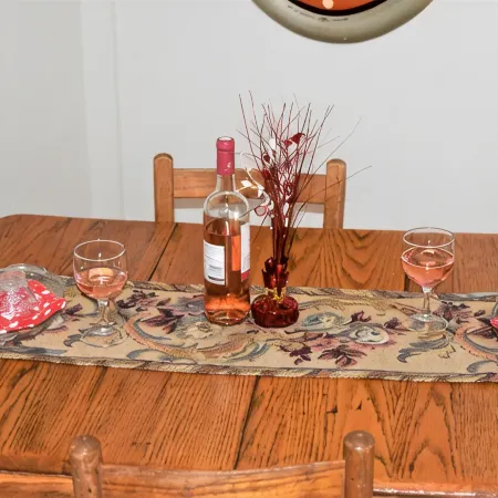 Old Country Charm 2 1/2 blocks from Main St Shopping/Private Get-a-Way w/Hot Tub