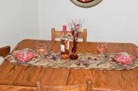 Old Country Charm 2 1/2 blocks from Main St Shopping/Private Get-a-Way w/Hot Tub - 鄉村度假屋