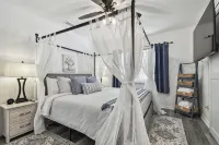 Tropical Oasis in the Heart of Tampa - Perfect for Families or Couples - Private Pools
