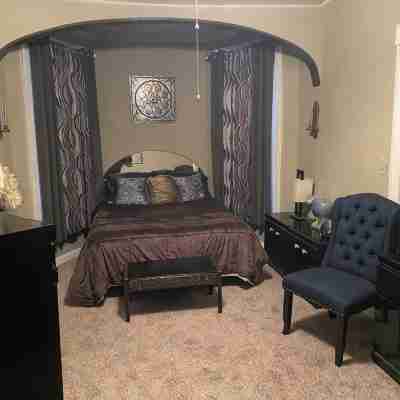Charming Wheeling Island home. Large cozy and spacious! Your home away from home Rooms