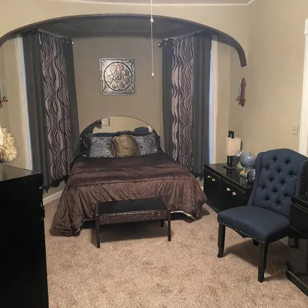 Charming Wheeling Island home. Large cozy and spacious! Your home away from home Hotels in Wheeling