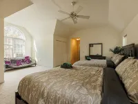 Mohawk Kudil in Poconos !Njoy Your spring with Hot Tub, Private Pool & Game Room Hoteles en Municipio de Penn Forest