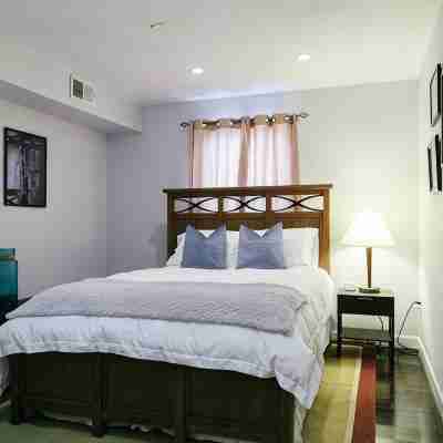 Balt-Amore!  Spacious 4 bedroom that sleeps 10 comfortably Rooms