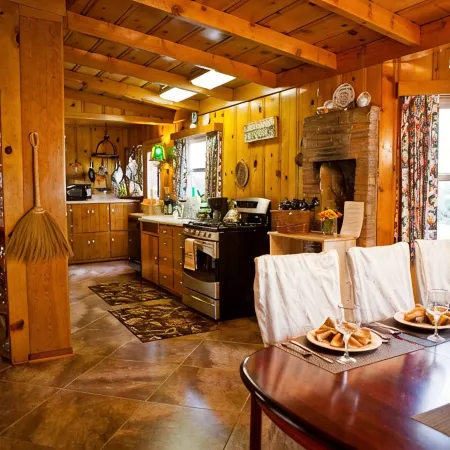 Historic Author's Lodge- Hot Tub As Featured in San Diego Magazine Walk to Town.