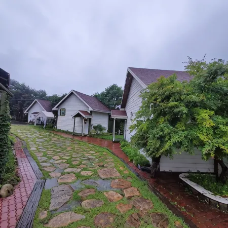 Jecheon Little Heaven Pension Отели рядом с достопримечательностью «Храм Чонбанса»