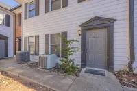 Heart of Athens! Beautiful Townhouse, 15 Minute Walk to Stadium, Downtown.