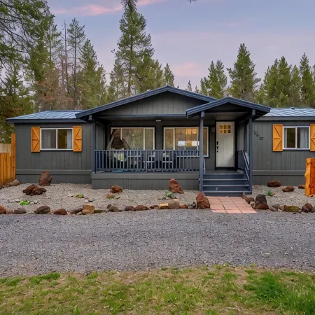Clean and Bright Home with River Access, Kayaks and Bikes. Close to Mt Bachelor.