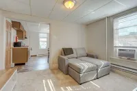 Hell's Kitchen, Apt #11-Bedroom Apartment Just a Short Walk to Hershey Theatre - 3-Star