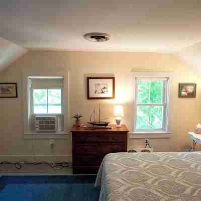 Stroll to SeaView/Beach; Great Yard Rooms