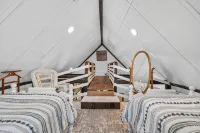 Walk to Historic Downtown Bell Buckle~Webb~Hot Tub~Fireplace~Tiny Home - Homestays