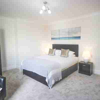 A 6 bedroom property, 2 minute walk to the sea front, beach and restaurants. Rooms