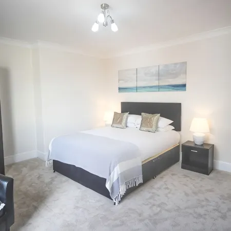 A 6 bedroom property, 2  minute walk to the sea front, beach and restaurants.