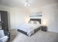 A 6 bedroom property, 2  minute walk to the sea front, beach and restaurants. - 4-Star