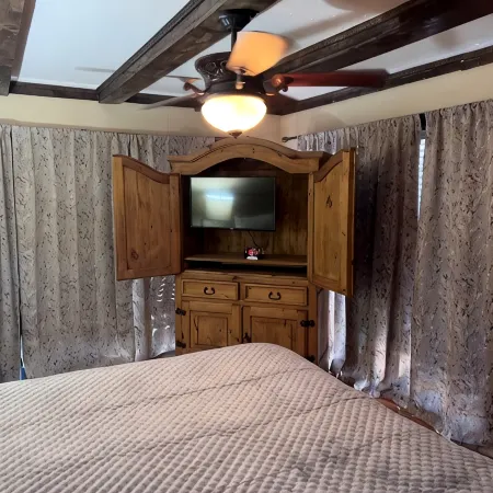 Spacious 4 bedroom home /sleeps 10 /just minutes from State and National Park.