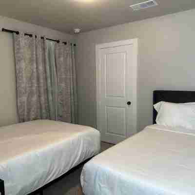 New Luxury Styled Cottage Home with TV in each room. Rooms
