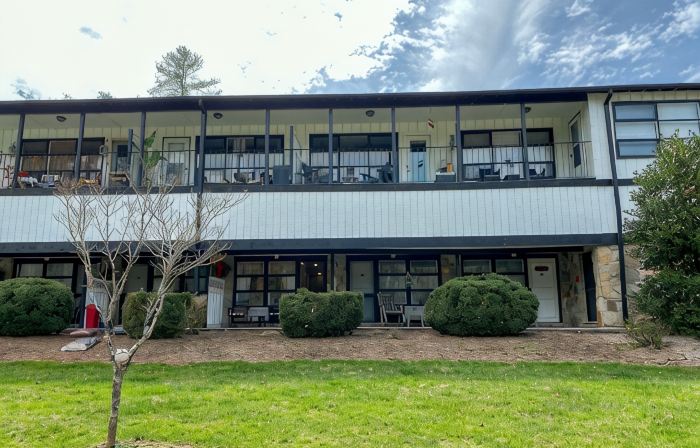Lakefront Condo  Historic Flat Rock at Mill House Lodge Sleeps 2 Newly Renovated