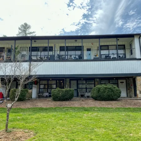 Lakefront Condo Historic Flat Rock at Mill House Lodge Sleeps 2 Newly Renovated