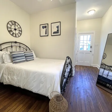 Beautifully Restored! - New Orleans 3 Bedroom Shotgun Home-15 Min French Quarter Отели рядом с достопримечательностью «Зоопарк «Одюбон»»