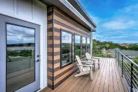 NEW LISTING! Stunning Lakehouse with Views, Hot Tub & Gameroom! - Wifi