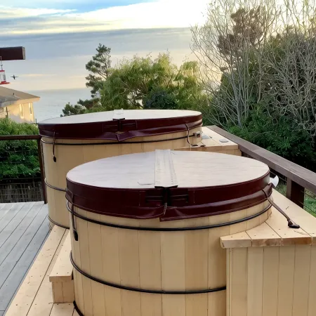 Ocean & River View EVC Hot & Cold Tubs Outdoor Shower Walk to Town Dog Friendly