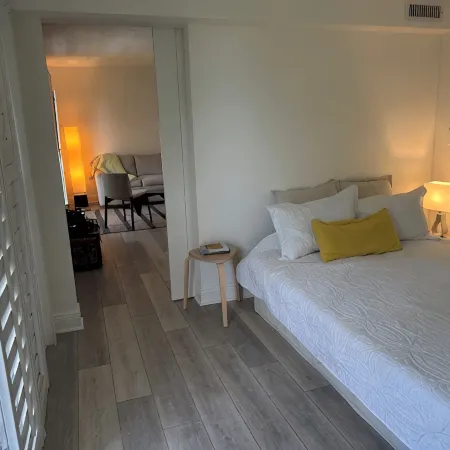 Key Biscayne 2 bedrooms sleeps 4 walk 2 beach shops