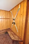 Ski-in ski-out 3 Bdrm Chalet w sauna on slopes & lake - Sleeps 8 - Hytter