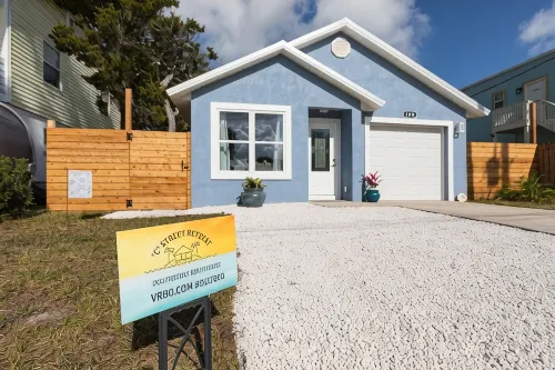 NEWLY RENOVATED DOG FRIENDLY BEACH HOUSE WITH FENCED IN YARD 1 BLOCK TO BEACH - 4-Star