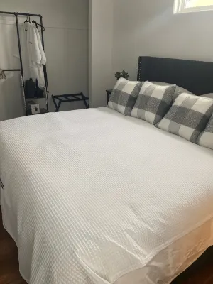 MAC House - Newly Renovated - With Backyard Spa - WiFi