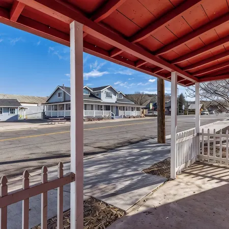 Downtown Historic Hideaway w/3 Adjacent Homes w/Fenced Yards, AC, W/D, Fast WiFi