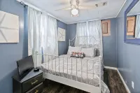 Remodeled Lake Texoma Beach Themed House Walking Distance to Neighborhood Beach - พร้อมWifi