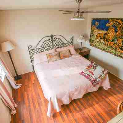 Classic 20th Century Architecture, Huge space for large families Rooms
