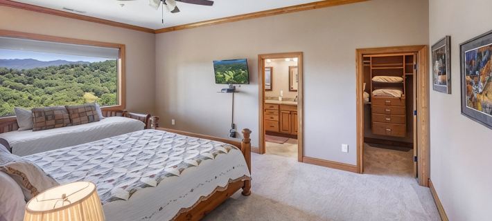 Finely Appointed Mtn Condo in Gated Resort, Only 4 Steps to get in, GREAT VIEW! Hotels in Swain County