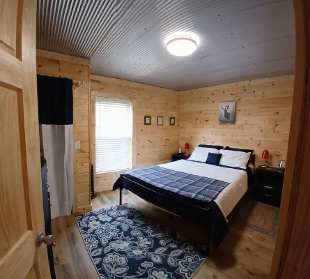 Cozy tiny cabin, close to local activities. Pet friendly. Suited 2 adults. - Chalets
