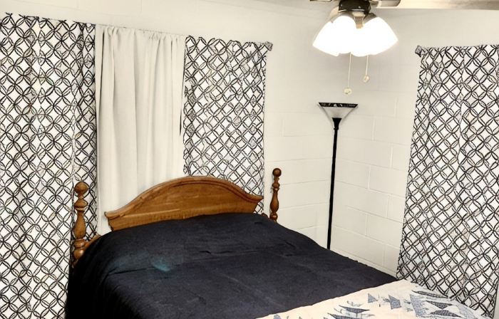 Cute little house within walking distance to food and the beach
