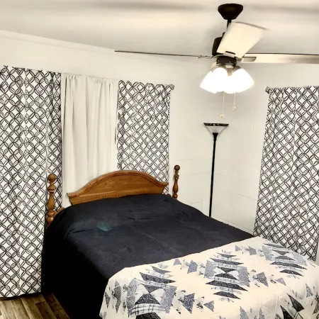 Cute little house within walking distance to food and the beach