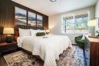 Rainier Base Camp: Modern Cabin with Hot Tub & Fire Pit - Chalets
