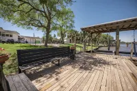 "THE TEXICAN" - Beautiful, Waterfront Home on Caney Creek - 3 stjerner