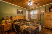 Whispering Pines Cabin with Hot Tub in Ruidoso - Chalets